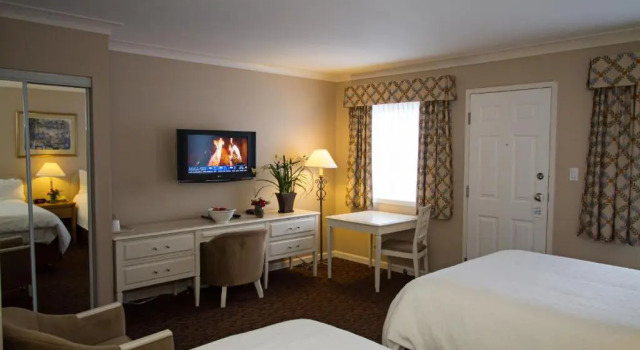 Четырёхместный номер Standard Glenwood Inn & Suites