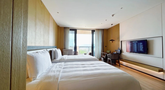 Двухместный номер Deluxe с балконом Doubletree Resort By Hilton Hainan - Xinglong Lakeside