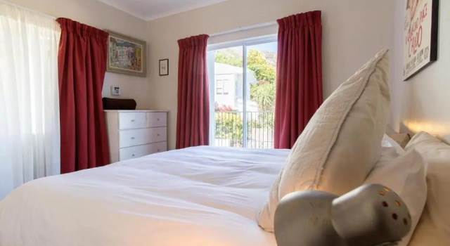 Коттедж Die Braaihuis- sleeps 6, Large Veranda, Sea Views, Central and Fabulous