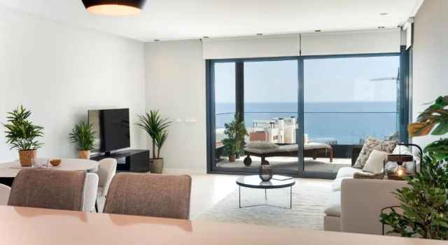 Stunning modern 4 bedroom apartment by the beach