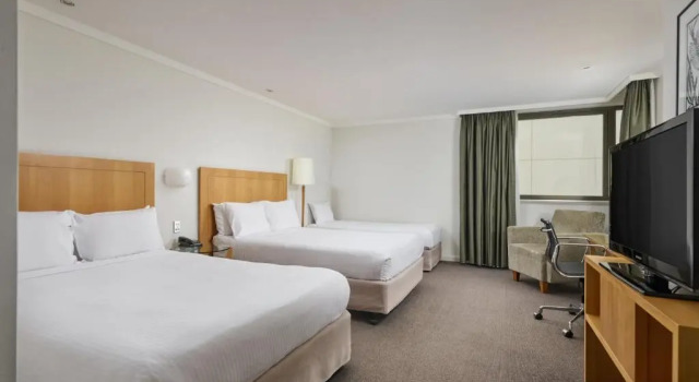 Трёхместный номер Premium Crowne Plaza Perth by IHG