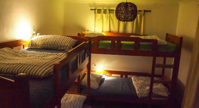 Кровать в общем номере Mua Guesthouse