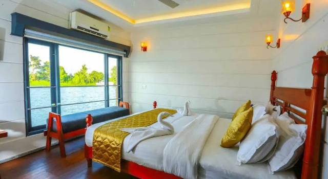 Honeymoon Houseboat