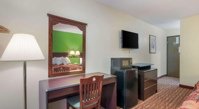 Четырёхместный номер Standard Rodeway Inn Benton