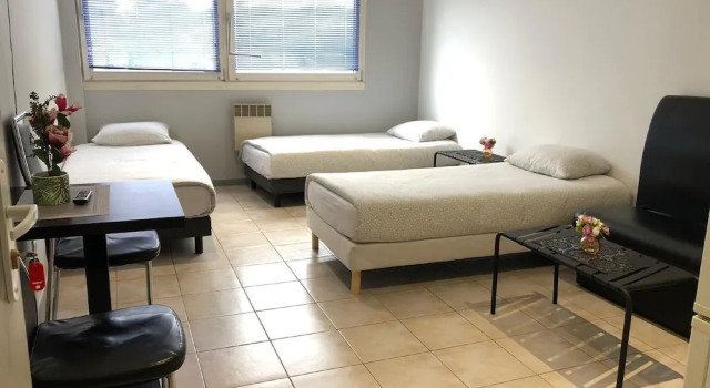 Номер Standard Paris en train Area Studios avec salles de bain et kitchenettes privées ou chambres avec salles de bain et cuisines communes