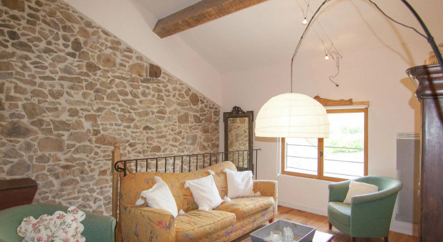 Spacious Cottage Suitable for Disabled on an Estate With a Heated Pool, Book Feriehus Sommerhuse i Charente, Hytte