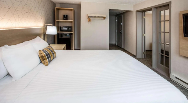 Шестиместный номер Standard Days Inn & Suites by Wyndham Duluth by the Mall