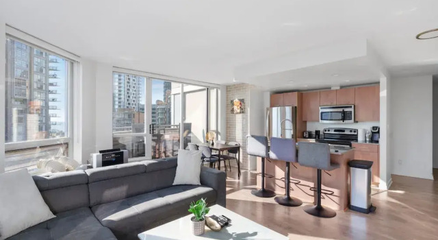 Luxe 2BR Condo w Skyline Views In-suite Laundry, Забронировать Отель Отели Ванкувера с парковкой, рядом с Торговый центр Остров Гранвиль, Парковка