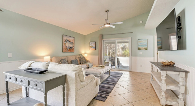 Easy Beach Access, Private Yard! Palm Cove Retreat, Varaa Lomakoti Huvilat kohteessa Florida, Villa