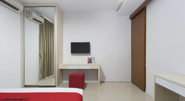RedDoorz Plus near Cilandak Town Square 2, Buchen Sie Hotel Cilandak Jakarta, in der Nähe von Cilandak Stadtplatz