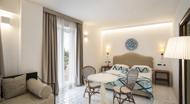 Номер Premier с частичным видом на море Therasia Resort Sea and SPA - The Leading Hotels of the World