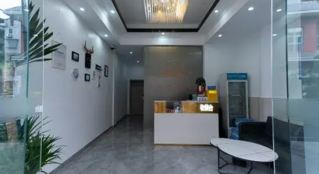 Zhijiang Linglong Chinese Inn (Longjin Fengyu Bridge)