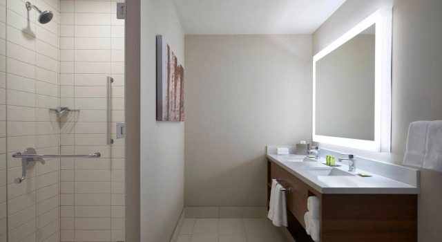 Двухместный люкс c 1 комнатой Delta Hotels by Marriott Toronto Airport & Conference Centre