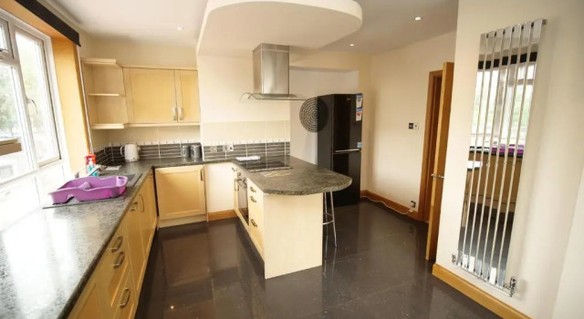 Апартаменты Town Centre Apartment Sleeps 9