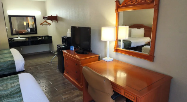 Четырёхместный номер Standard Days Inn by Wyndham Hardeeville Near Hilton Head