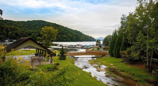 Indoor Pool & Golf Course Views: Lake Lure Condo!