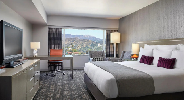 Четырёхместный номер Standard с видом на здание Capitol Records Loews Hollywood Hotel