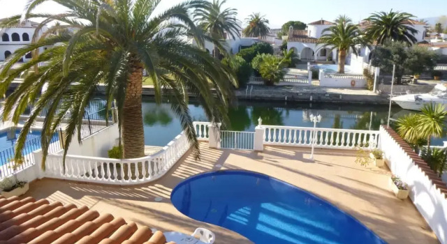 Вилла Elegant Family Villa With Pool, Mooring