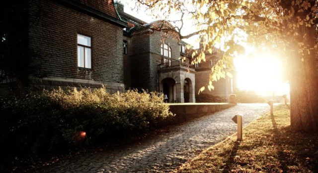 Bjertorp Slott, Book Hotel  