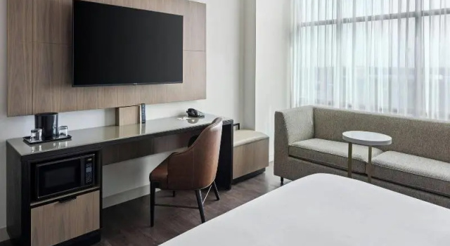 Четырёхместный номер Standard Marriott Bloomington Normal Hotel and Conference Center