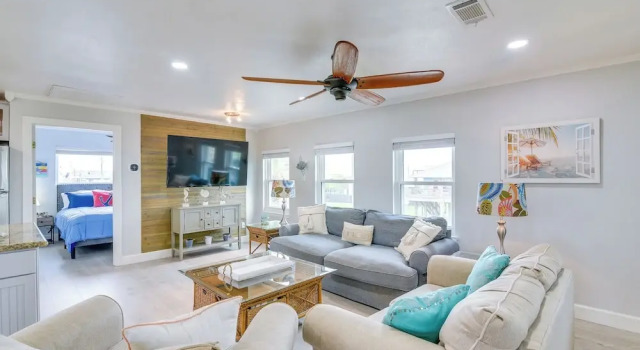 Retreat w/ Hot Tub & Fenced Yard: Walk to Beach, Boek Vakantiehuis Crystal Beach Houston