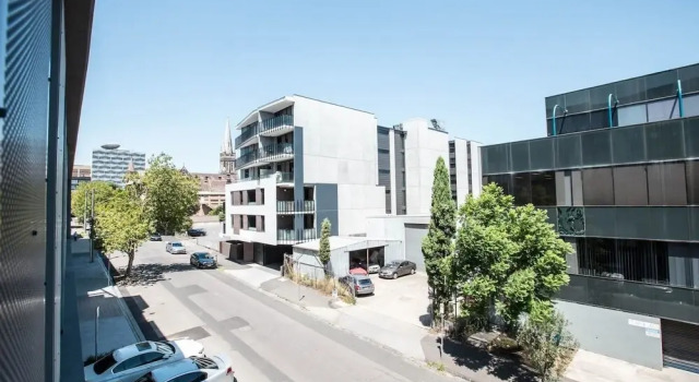 Stunning Bright Apartment At Hawthron/Glenferrie Station, Book Apartment Melbourne 