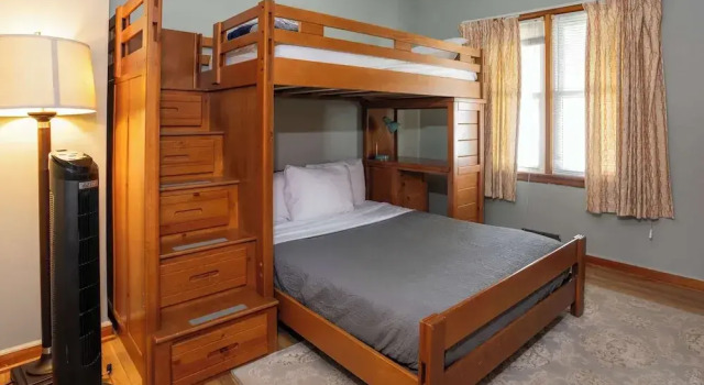 Cozy Corner House Stay for 7, Забронировать Дом для отпуска Отели Лейк-Дженива с парковкой, рядом с Винодельня Studio Winery, Парковка