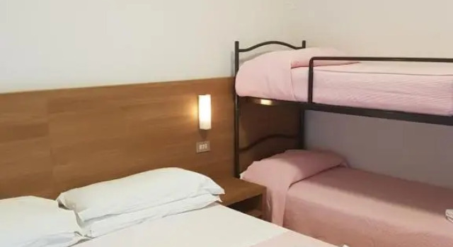 Четырёхместный номер Standard с балконом Hotel De La Plage