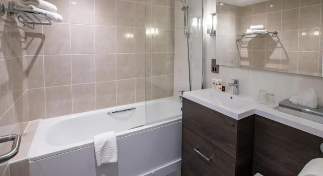 Четырёхместный номер Superior Park Hall Hotel and Spa Wolverhampton