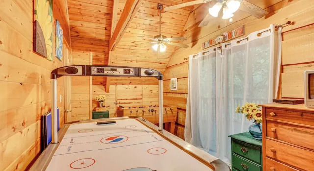 Коттедж Cozy Tellico Plains Cabin w/ Large Mountain Creek!