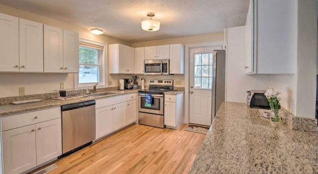 Коттедж с 3 комнатами Beautiful Gilford Home, Near Lake Winni & Gunstock