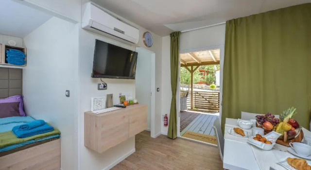 Campsite Sunny Home Soline, Забронировать Кемпинг Отели Биоград-на-Мору с парковкой, рядом с Частный Пляж «Кемп Сенди», Парковка