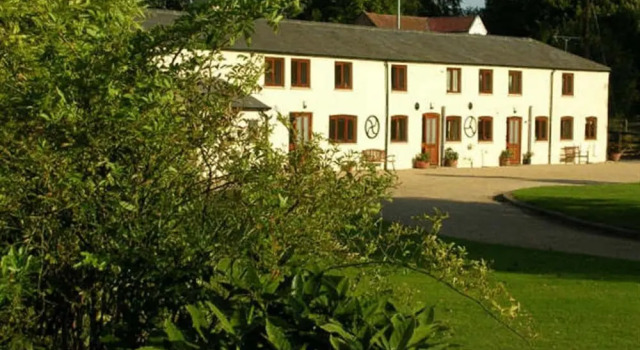 Beautiful, Spacious Cottage Offering Views of the River Nar, Varaa Lomakoti Mökit kohteessa Merseyside, Mökki
