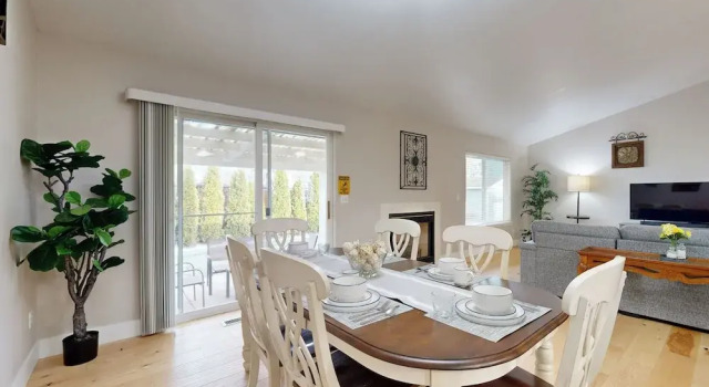 Tranquil Redmond Retreat: Relax & Explore Outdoors, Book Feriehus Villaer i Redmond, Villa