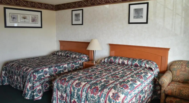 Четырёхместный номер Standard Gateway Inn Fairfield