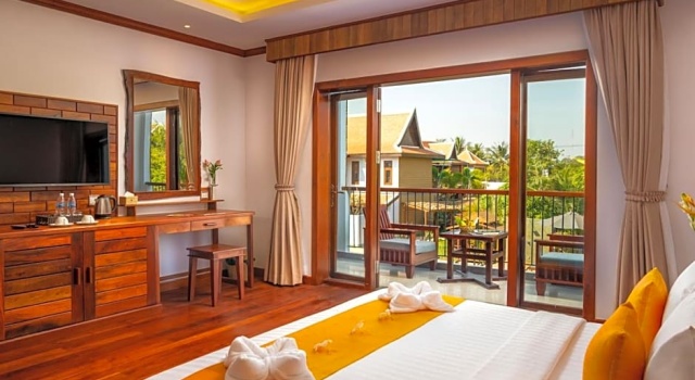 Двухместный номер Deluxe с балконом и с видом на бассейн Traditional Khmer House