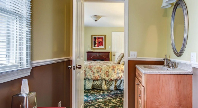 Twin Oaks Inn, Book Bed and Breakfast Hoteller i Saugatuck med parkering, Parkering