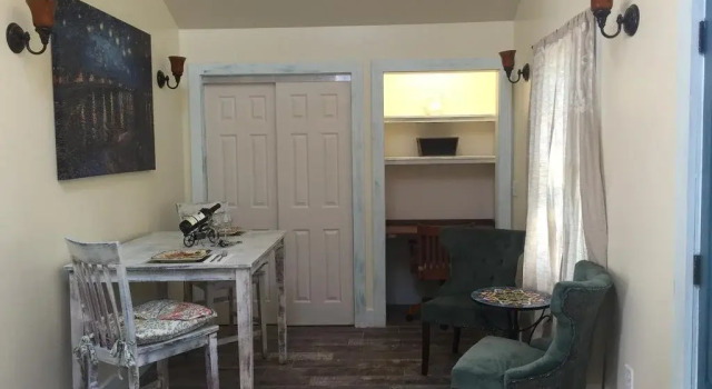 Sam's Cottage B&B on the Greens, Prenota Bed & breakfast Elting Corners Stati Uniti