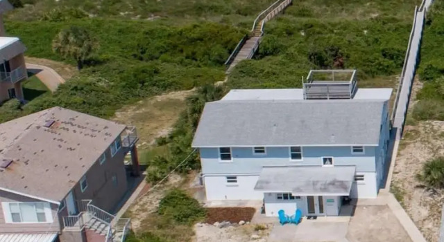 Семейный коттедж с балконом и рядом с пляжем Barefoot Hideaway Family Beachfront Retreat