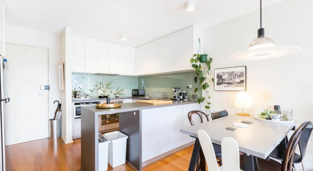 ISAAC, 1BDR South Melbourne Apartment, Book Apartment  