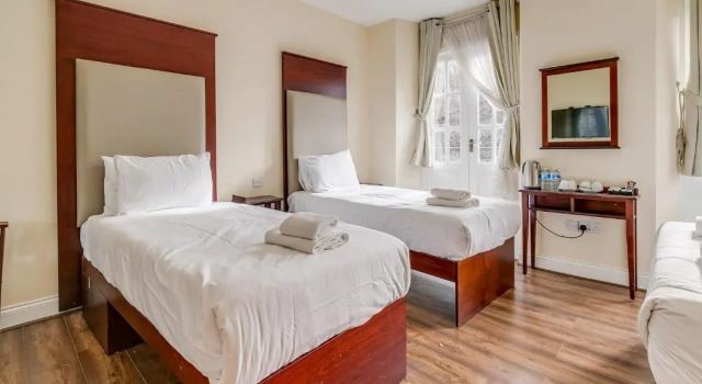 Четырёхместный номер Standard Astoria Hotel