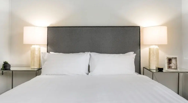 Modern 2-bed Ivanhoe Unit With Parking