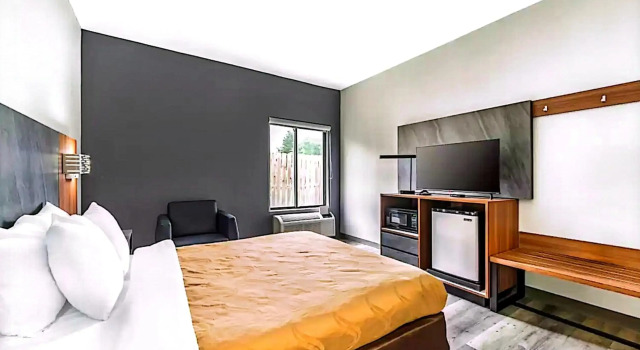 Quality Inn & Suites Manhattan