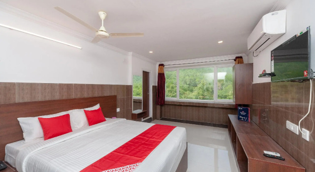 Capital O 27775 Hotel Srinivasa Residency, Rezerwuj Hotel Hotele w Andhra Pradesh z parkingiem, Parking