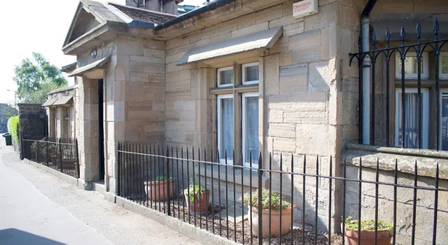 2 Bedroom Cottage In The City Centre, Varaa Lomakoti Huvilat kohteessa Edinburgh, Villa