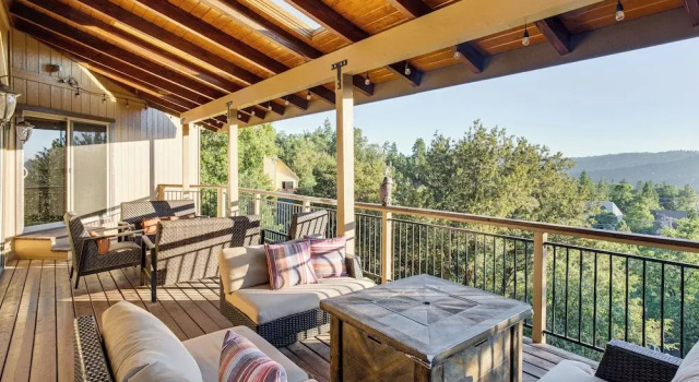 Коттедж Lake Arrowhead Cabin: 4 Decks, Game Room + More!