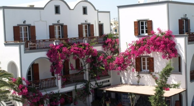 Кровать в общем номере Kafouros Hotel