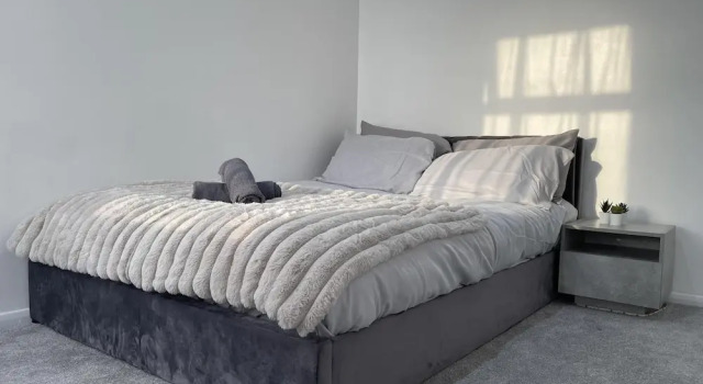 3 Bed House - Sleeps 5 - Garden - Parking - Wifi, Book Feriehus Villaer i Dartford, Villa