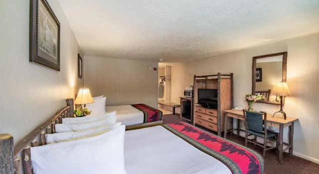 Четырёхместный номер Standard Antler Inn