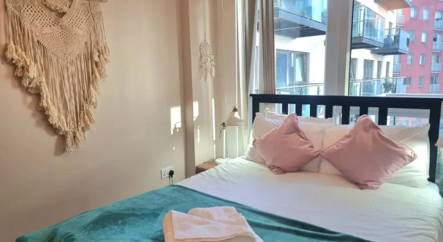 2-bed 2-bath Greenwich Apartment with balcony & lift